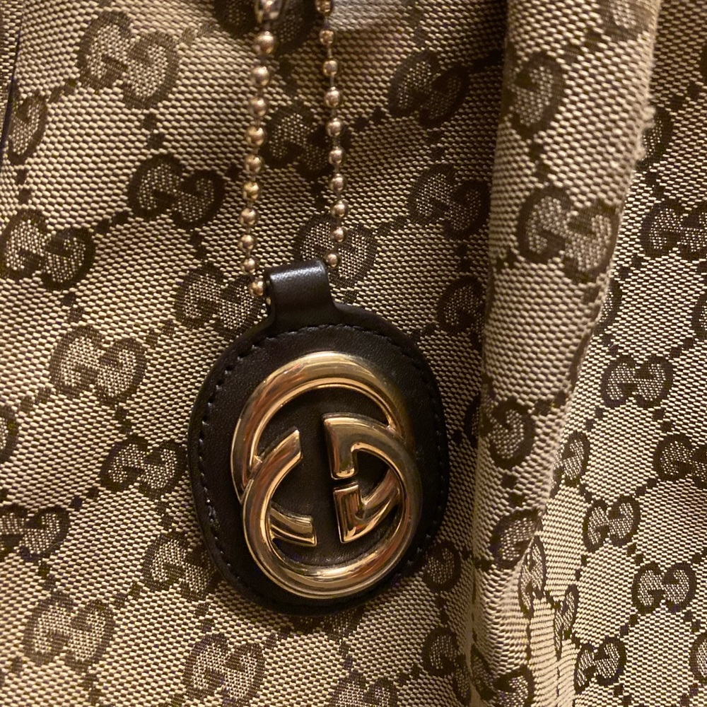 Gucci GG brown leather keychain.